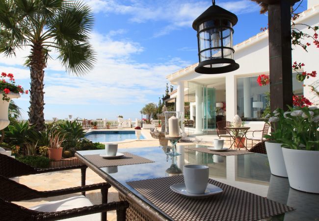Villa i Mijas Costa - Villa Azalea - Eksklusiv villa med unik udsigt til Midddelhavet Villa i Mijas Costa - Villa Azalea - Eksklusiv villa med unik udsigt til Midddelhavet