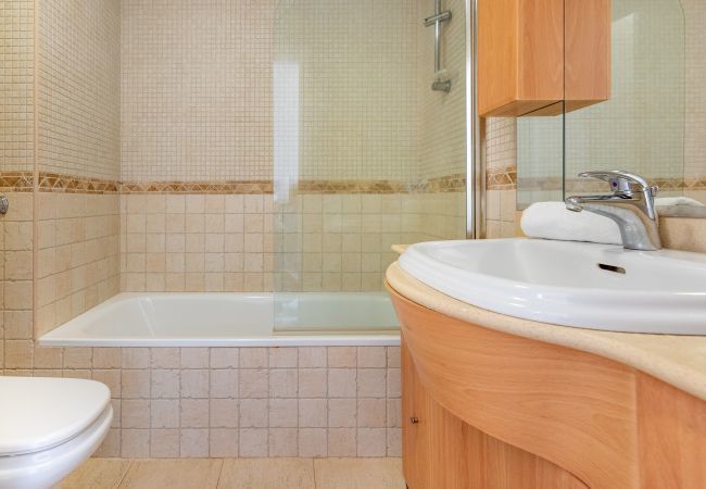Lejlighed i Mijas Costa - Medina Penthouse | Pool, Terrasse og Havkig i Calahonda Lejlighed i Mijas Costa - Medina Penthouse | Pool, Terrasse og Havkig i Calahonda