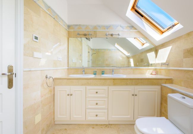 Lejlighed i Marbella - Elviria Hills Penthouse – Idylisk Golf- og Havudsigtsoase i Marbella Lejlighed i Marbella - Elviria Hills Penthouse – Idylisk Golf- og Havudsigtsoase i Marbella