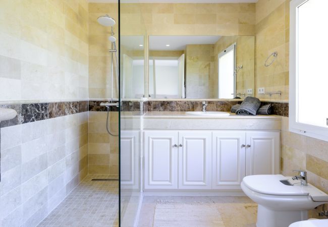 Lejlighed i Marbella - Elviria Hills Penthouse – Idylisk Golf- og Havudsigtsoase i Marbella Lejlighed i Marbella - Elviria Hills Penthouse – Idylisk Golf- og Havudsigtsoase i Marbella