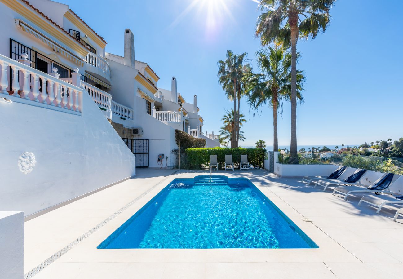 Byhus i Mijas Costa - Feriehus med fantastisk udsigt og lækkert poolområde | Townhouse Calahonda