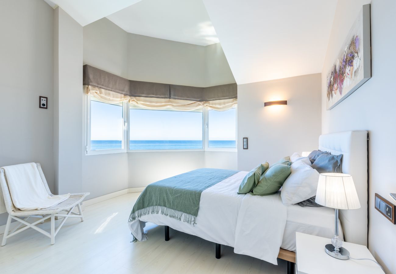 Lejlighed i Mijas Costa - Calahonda del Sol | Spacious first line ocean view apartment