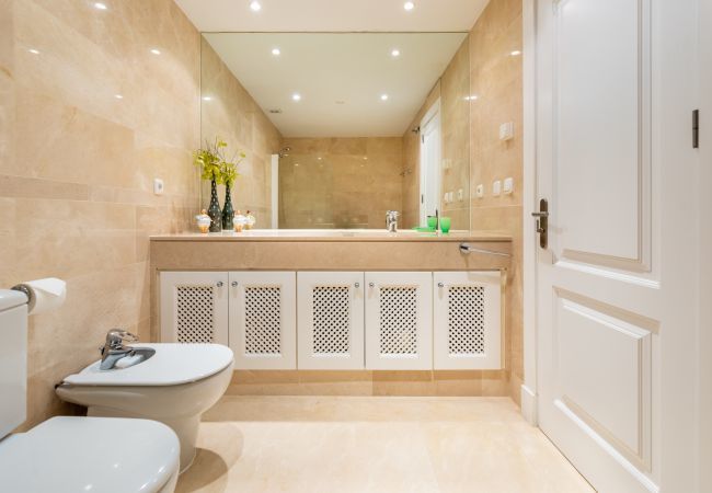 Apartamento en Marbella - Las Tortugas Marbella – Ático de Lujo con Vistas al Mar y Jacuzzi Apartamento en Marbella - Las Tortugas Marbella – Ático de Lujo con Vistas al Mar y Jacuzzi