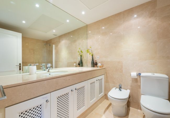 Apartamento en Marbella - Las Tortugas Marbella – Ático de Lujo con Vistas al Mar y Jacuzzi Apartamento en Marbella - Las Tortugas Marbella – Ático de Lujo con Vistas al Mar y Jacuzzi