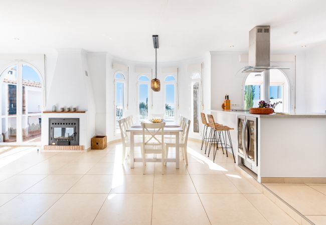 Villa en Algarrobo - Casa Niva | Amplia Casa de Campo con Piscina Privada y Vistas al Mar Villa en Algarrobo - Casa Niva | Amplia Casa de Campo con Piscina Privada y Vistas al Mar