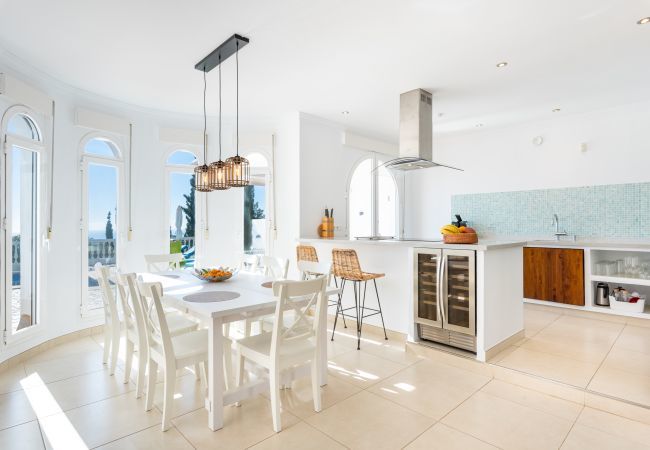 Villa en Algarrobo - Casa Niva | Amplia Casa de Campo con Piscina Privada y Vistas al Mar Villa en Algarrobo - Casa Niva | Amplia Casa de Campo con Piscina Privada y Vistas al Mar