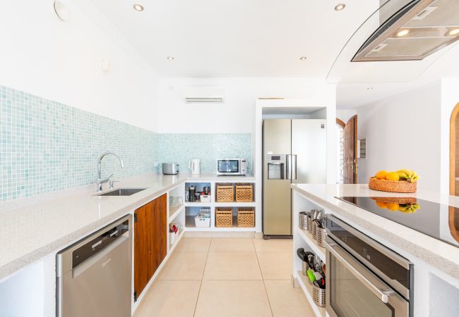 Villa en Algarrobo - Casa Niva | Amplia Casa de Campo con Piscina Privada y Vistas al Mar Villa en Algarrobo - Casa Niva | Amplia Casa de Campo con Piscina Privada y Vistas al Mar