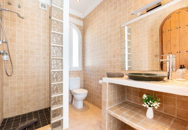 Villa en Algarrobo - Casa Niva | Amplia Casa de Campo con Piscina Privada y Vistas al Mar Villa en Algarrobo - Casa Niva | Amplia Casa de Campo con Piscina Privada y Vistas al Mar