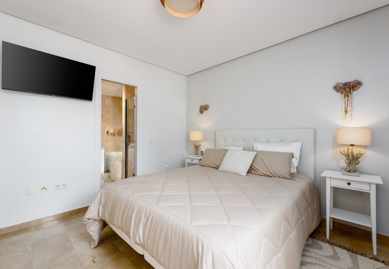 Apartamento en Benalmádena - Torrequebrada Golf Resort | Apartamento de lujo con terraza, piscina y parking privado