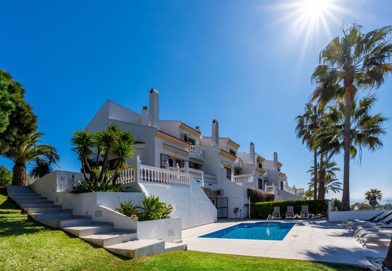 Casa adosada en Mijas Costa - Adosado con hermosas vistas al mar y piscina privada