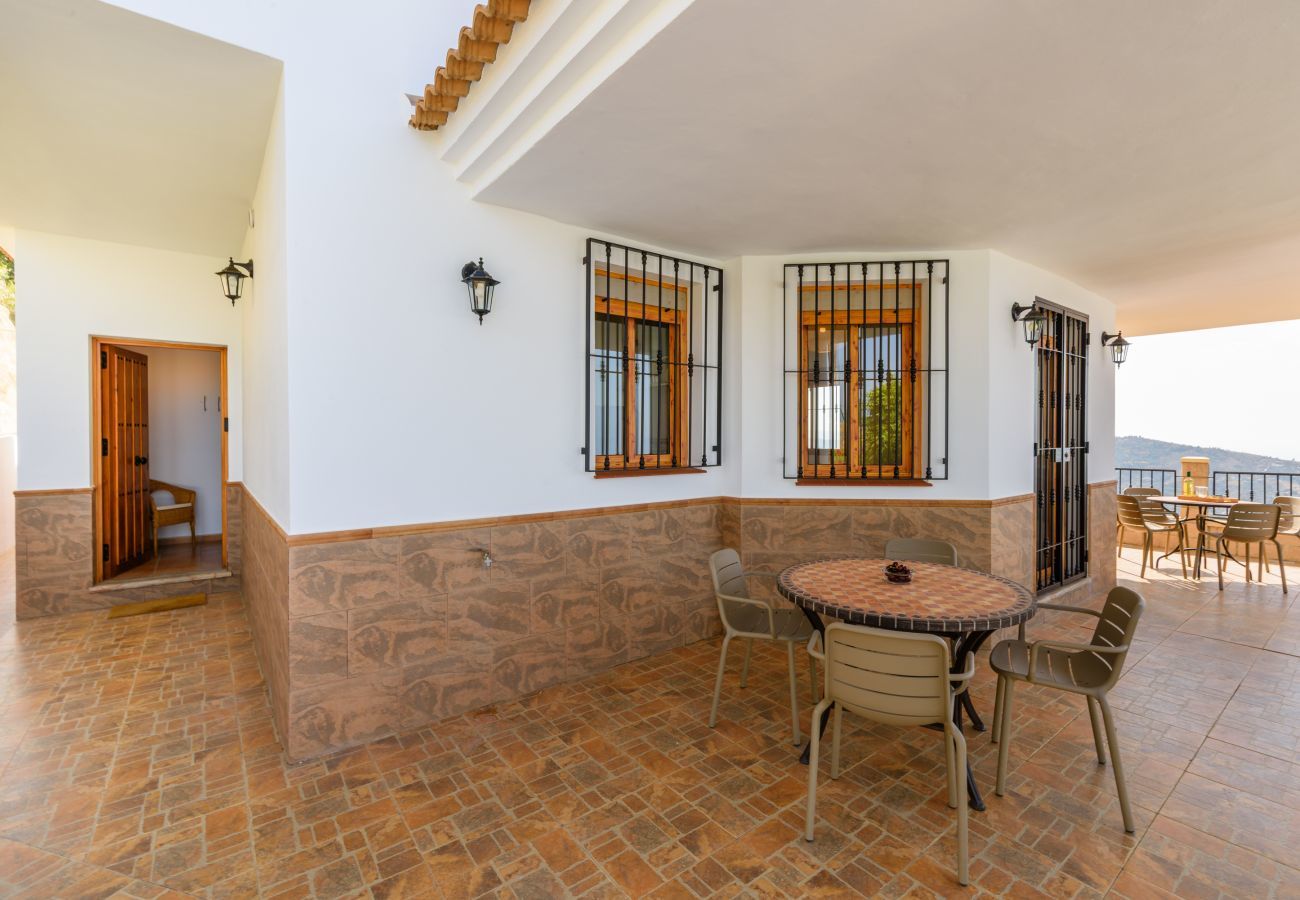 Villa en Sayalonga - Casa Kousgaard | Refugio de Montaña con Vistas al Mar y Piscina Privada