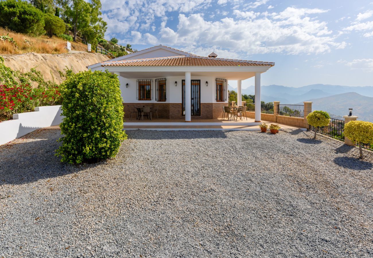 Villa en Sayalonga - Casa Kousgaard | Refugio de Montaña con Vistas al Mar y Piscina Privada