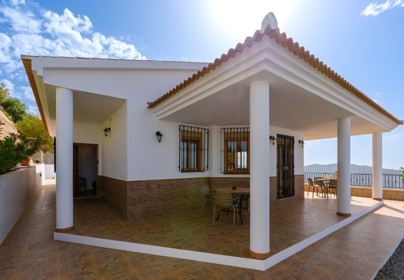 Villa en Sayalonga - Casa Kousgaard | Refugio de Montaña con Vistas al Mar y Piscina Privada