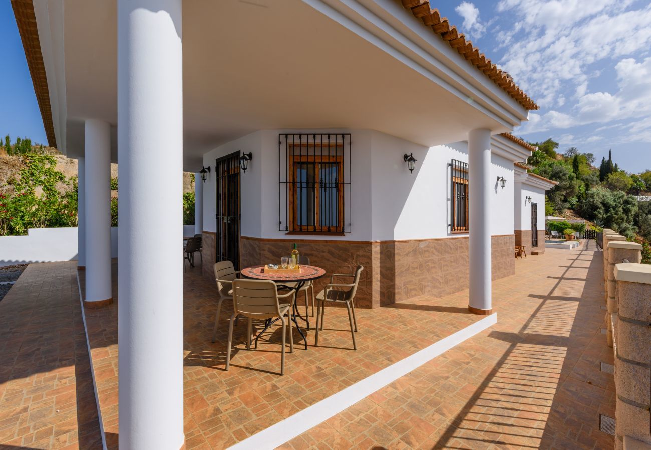 Villa en Sayalonga - Casa Kousgaard | Refugio de Montaña con Vistas al Mar y Piscina Privada