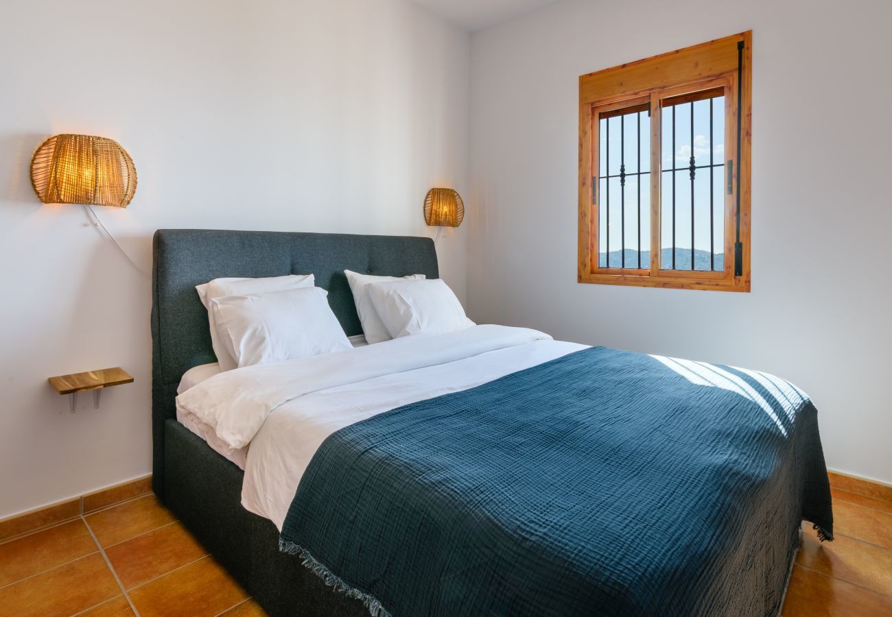 Villa en Sayalonga - Casa Kousgaard | Refugio de Montaña con Vistas al Mar y Piscina Privada