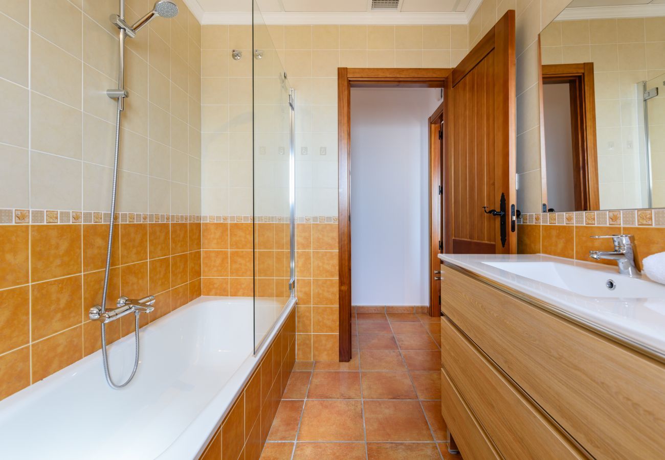 Villa en Sayalonga - Casa Kousgaard | Refugio de Montaña con Vistas al Mar y Piscina Privada