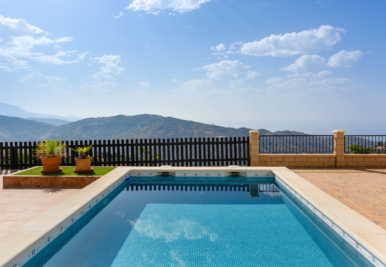 Villa en Sayalonga - Casa Kousgaard | Refugio de Montaña con Vistas al Mar y Piscina Privada