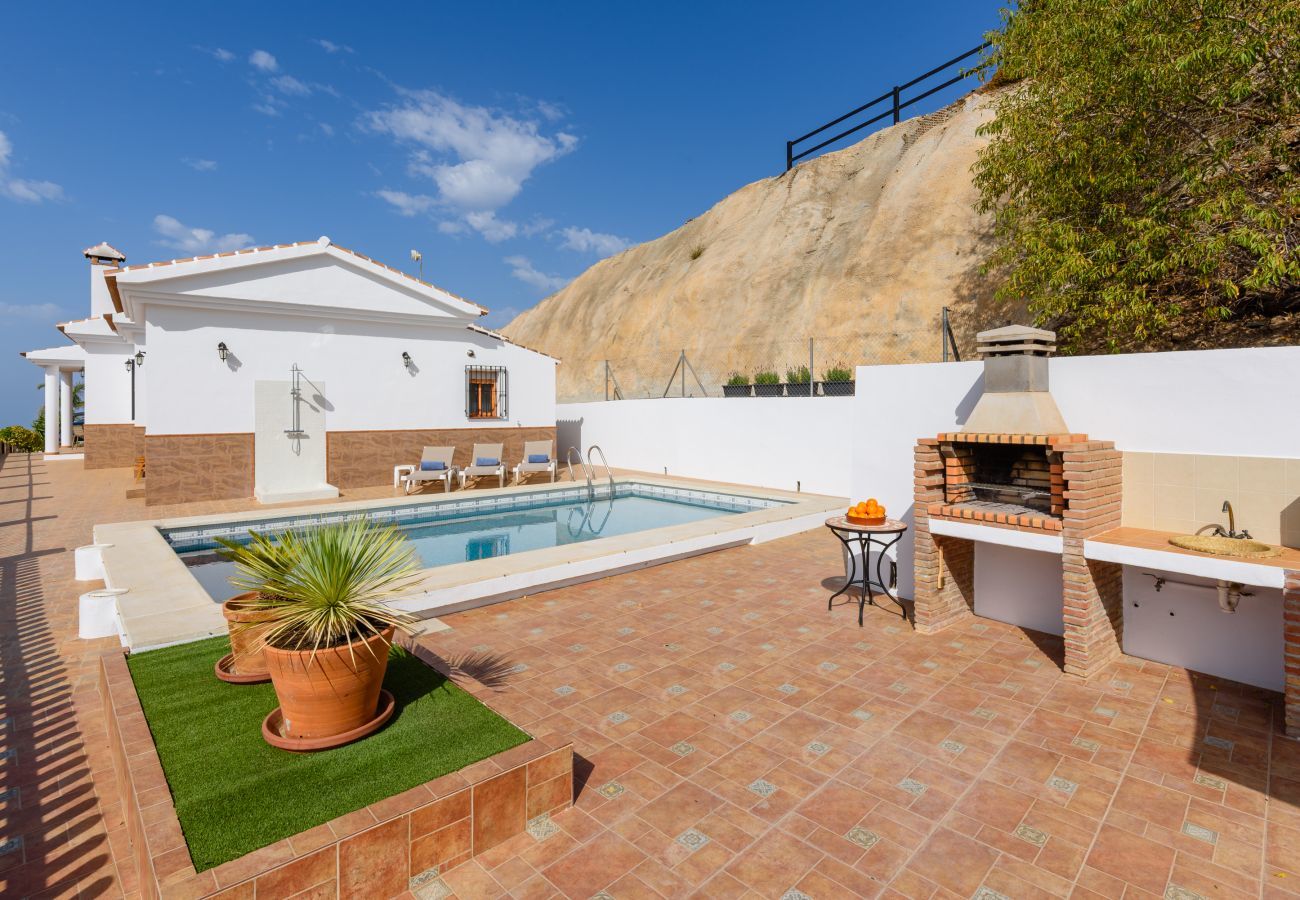 Villa en Sayalonga - Casa Kousgaard | Refugio de Montaña con Vistas al Mar y Piscina Privada