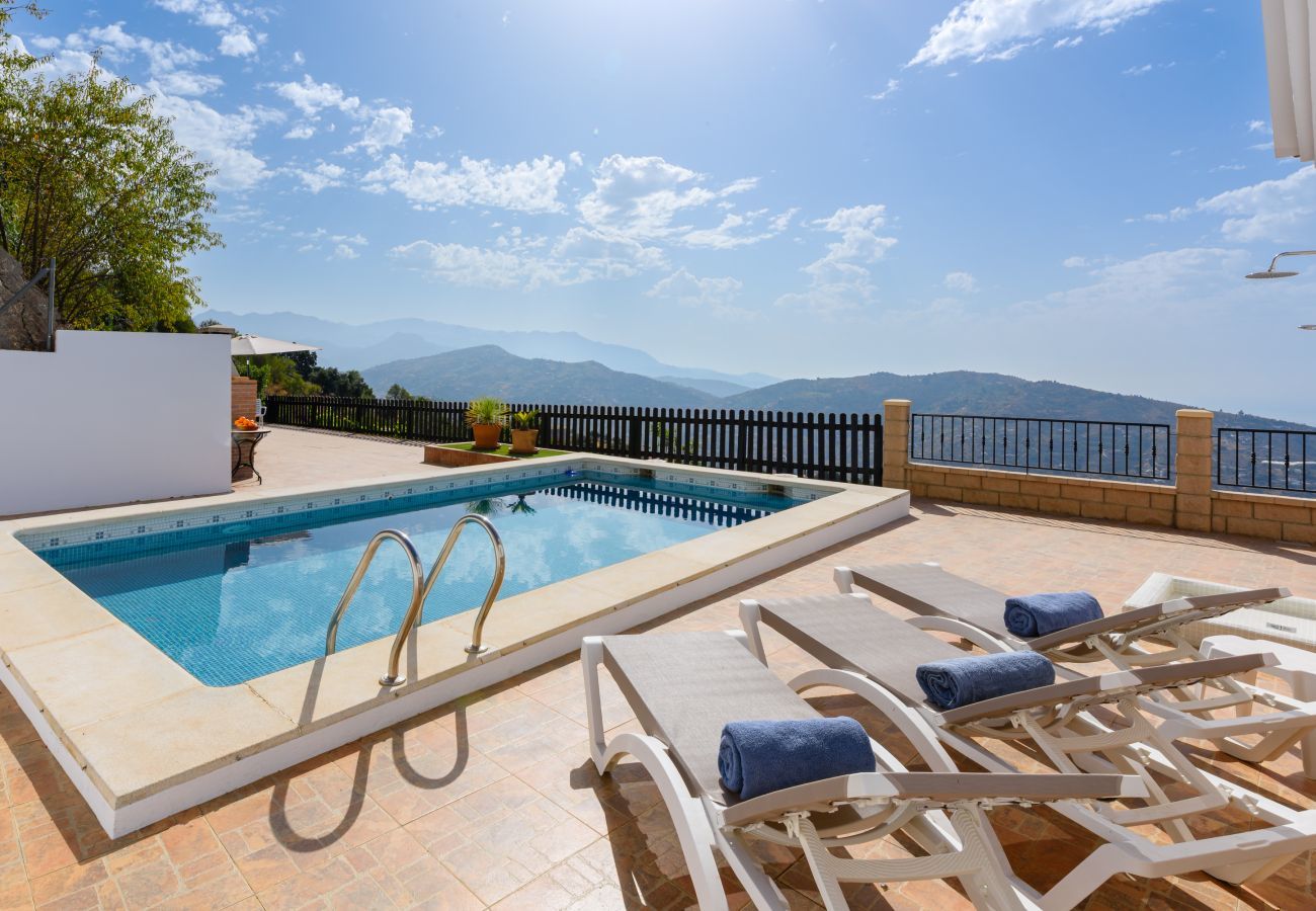 Villa en Sayalonga - Casa Kousgaard | Refugio de Montaña con Vistas al Mar y Piscina Privada