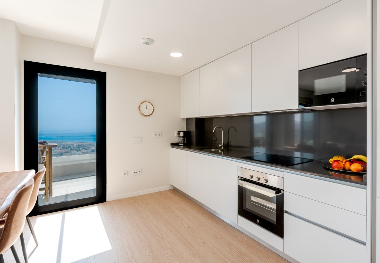 Apartamento en Rincón de la Victoria - Bali en Rincón | Elegante Apartamento de 2 Dormitorios con Terraza y Vistas al Mar