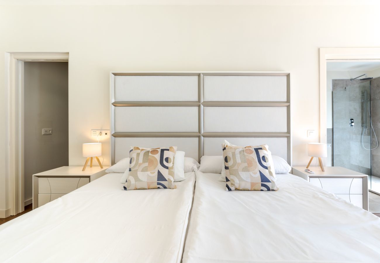 Apartamento en La Cala de Mijas - Azalea Lemac | Moderna vivienda de lujo de 4 dormitorios con piscina privada, gimnasio y terraza en la azotea