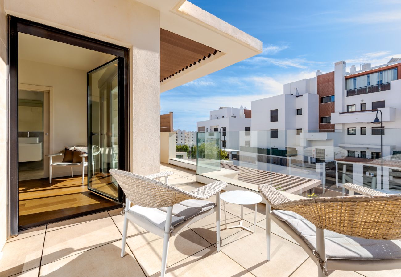 Apartamento en La Cala de Mijas - Azalea Lemac | Moderna vivienda de lujo de 4 dormitorios con piscina privada, gimnasio y terraza en la azotea