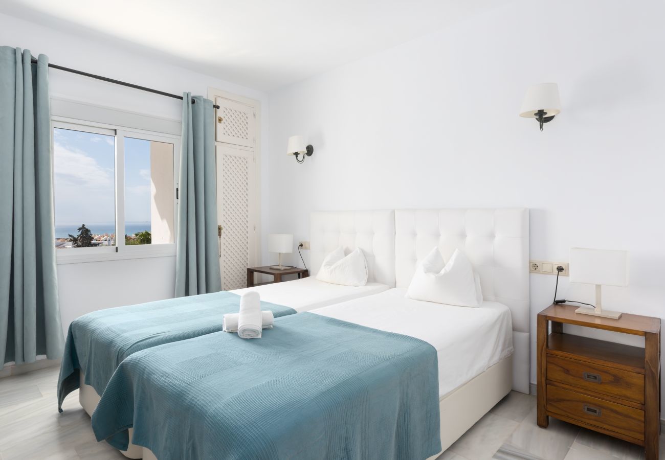 Apartamento en Mijas Costa - Jardines de Calahonda IX | Espectacular apartamento de 3 dormitorios con vistas al mar, terraza y piscina