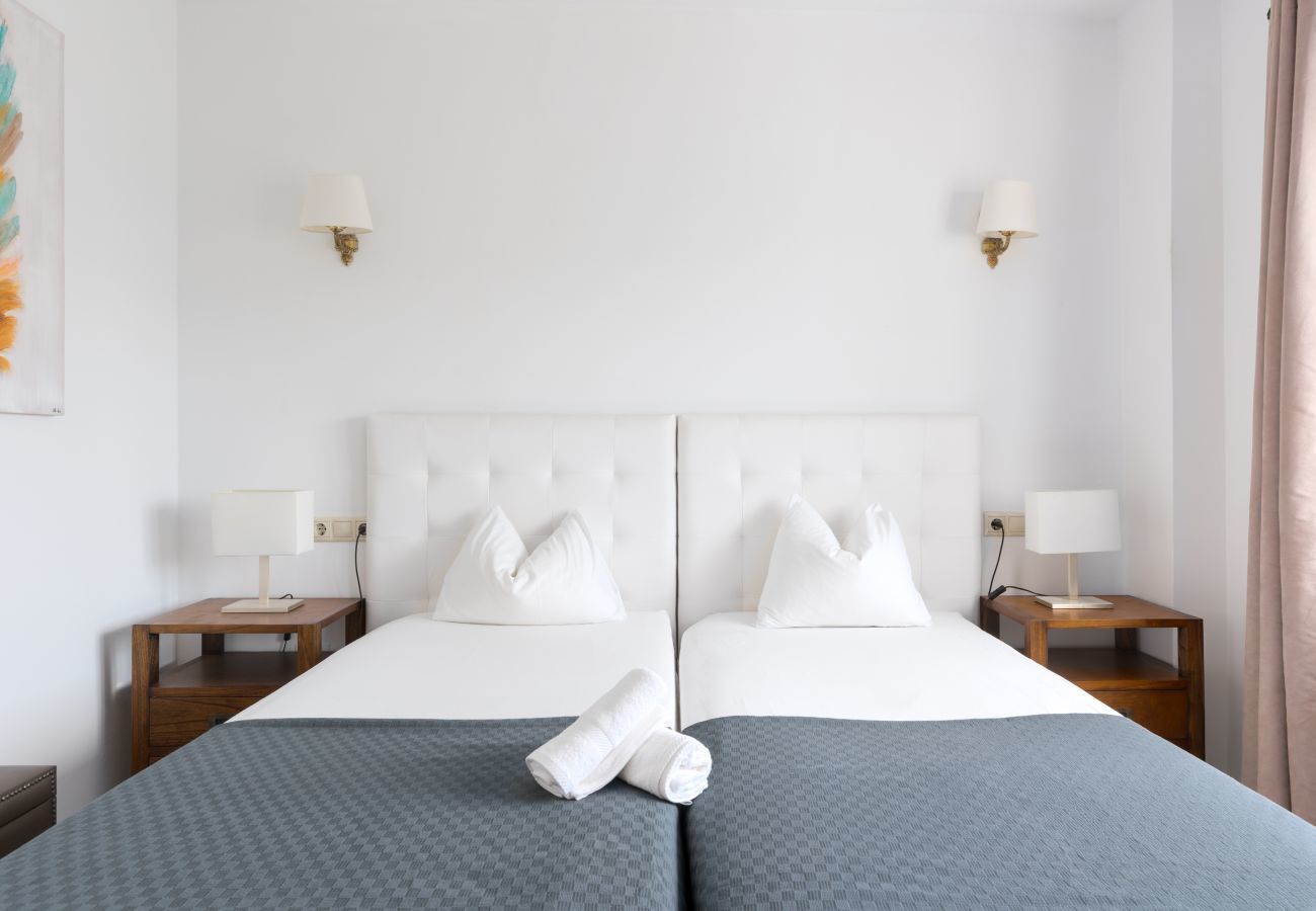 Apartamento en Mijas Costa - Jardines de Calahonda IX | Espectacular apartamento de 3 dormitorios con vistas al mar, terraza y piscina