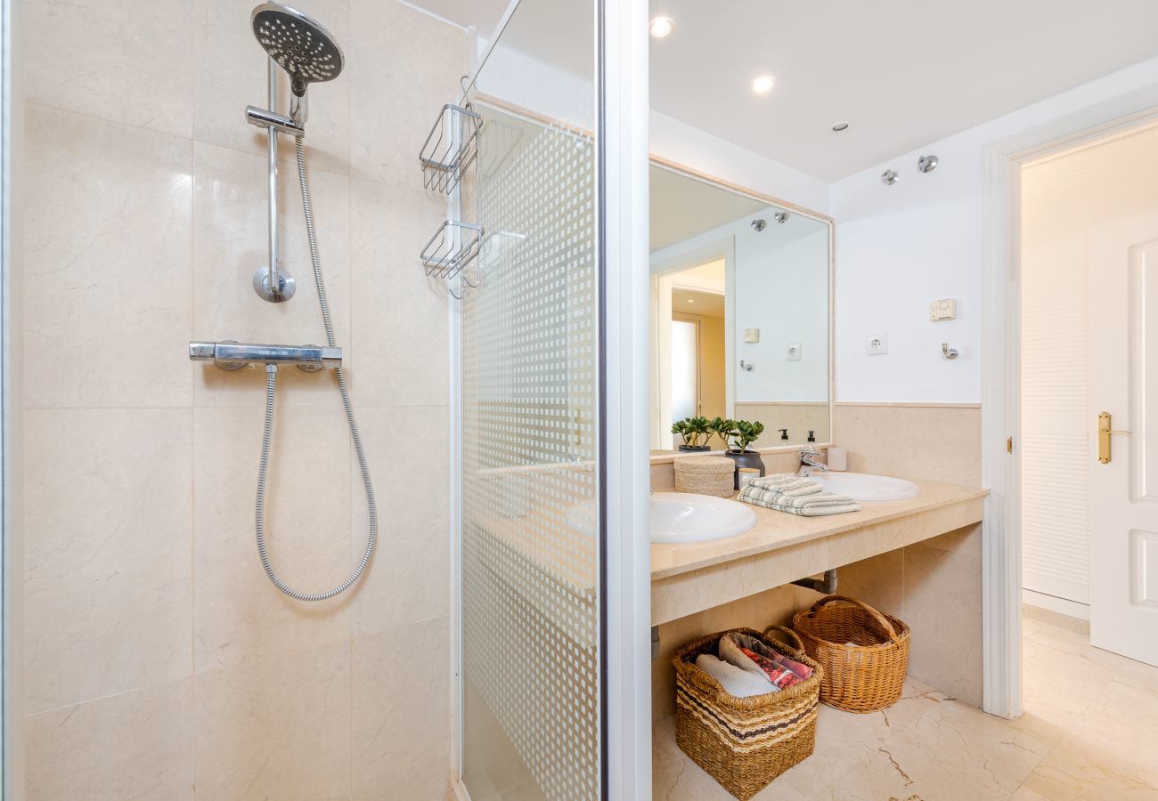 Apartamento en Marbella - El Manantial Elviria – Amplio apartamento con vistas al mar y gran terraza