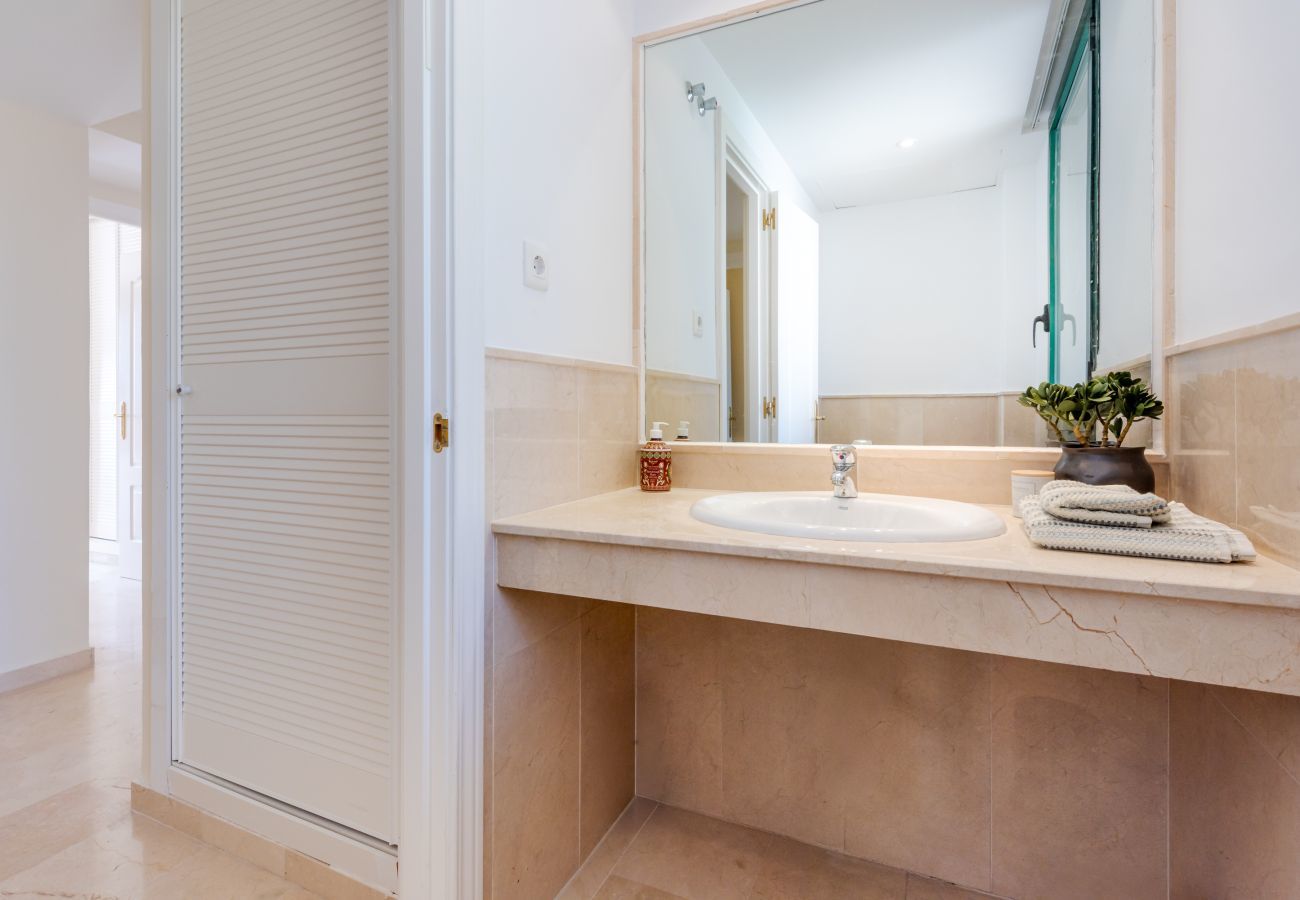 Apartamento en Marbella - El Manantial Elviria – Amplio apartamento con vistas al mar y gran terraza