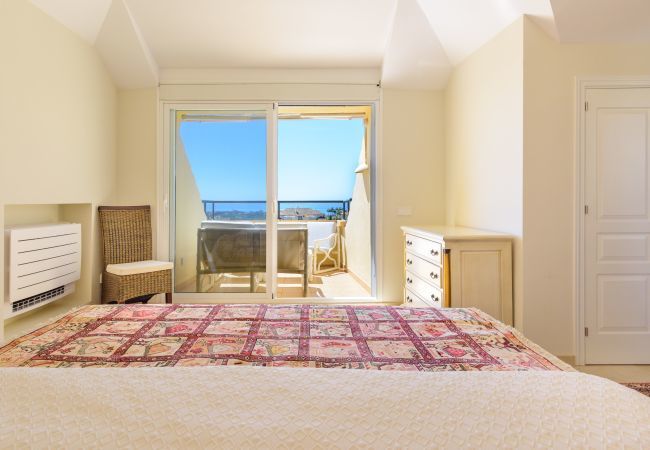 Apartment in Marbella - Elviria Hills Penthouse – Idyllic Golf & Sea View Oasis in Marbella Apartment in Marbella - Elviria Hills Penthouse – Idyllic Golf & Sea View Oasis in Marbella