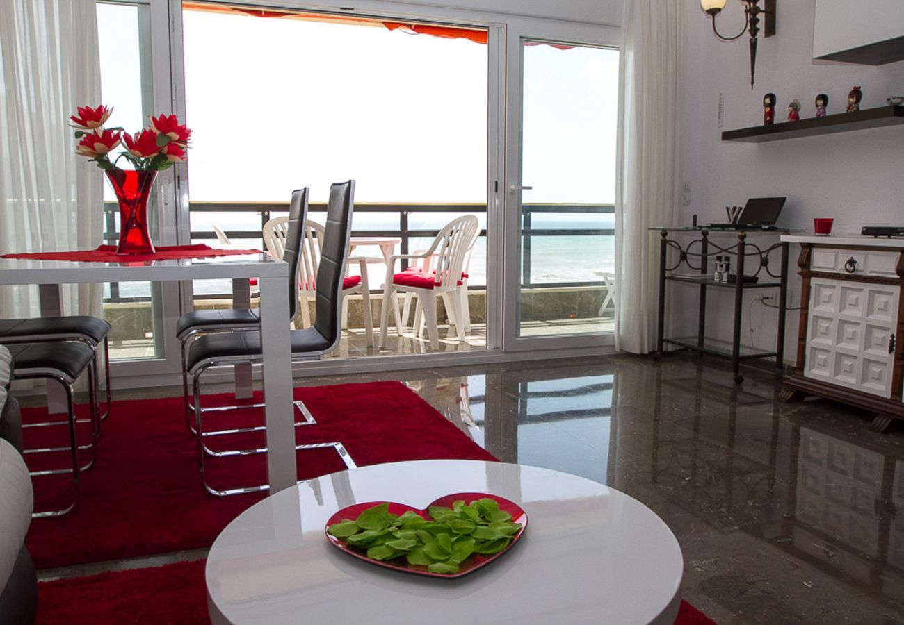 Apartment in Torremolinos - Carihuela - Frontline Beach Apartment in Torremolinos