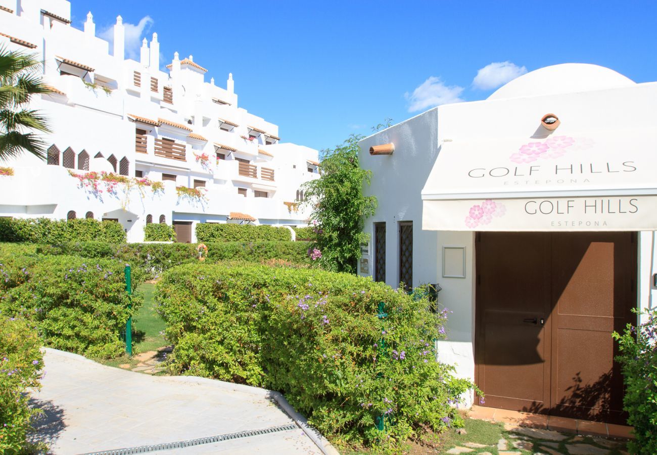 Apartment in Estepona - Top del Golf Hills Marbella - Large roof top lounge terrace