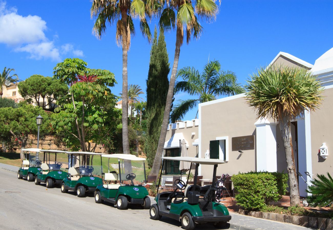 Apartment in Estepona - Top del Golf Hills Marbella - Large roof top lounge terrace