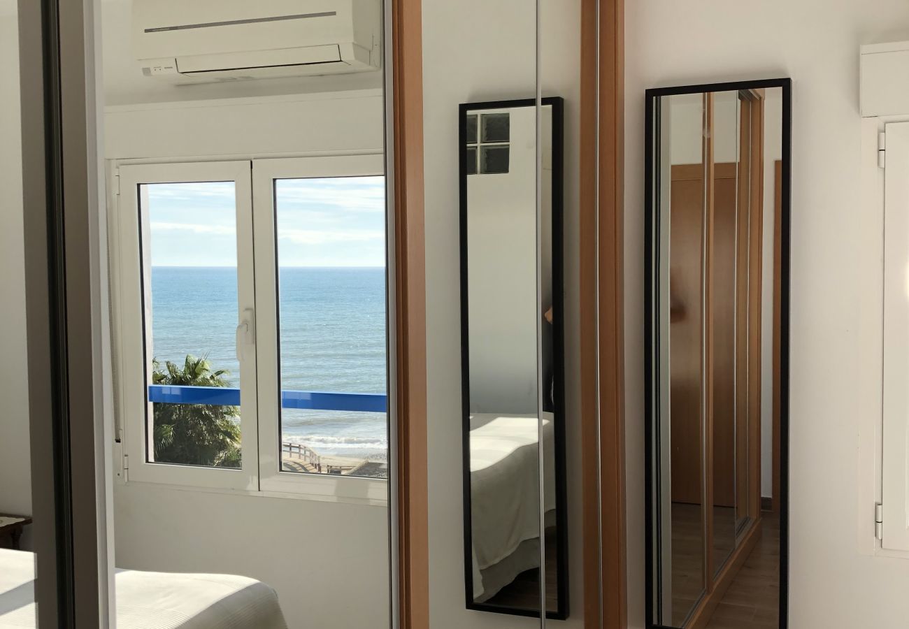 Apartment in Mijas Costa - Calahonda Beach III – Beachfront Apartment with Sea Views in Mijas Costa