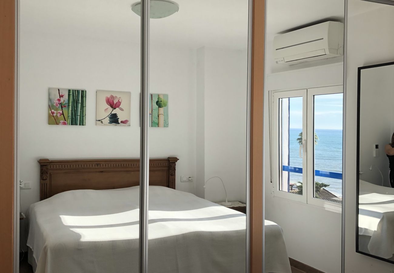 Apartment in Mijas Costa - Calahonda Beach III – Beachfront Apartment with Sea Views in Mijas Costa