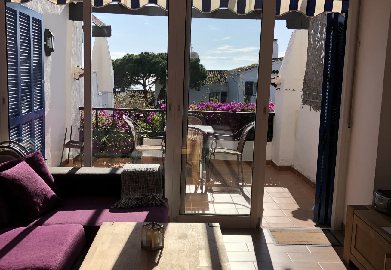 Apartment in Mijas Costa - Calahonda Beach III – Beachfront Apartment with Sea Views in Mijas Costa