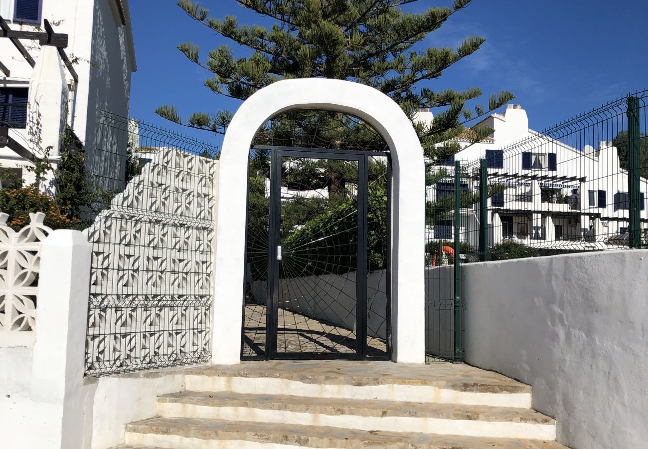 Apartment in Mijas Costa - Calahonda Beach III – Beachfront Apartment with Sea Views in Mijas Costa