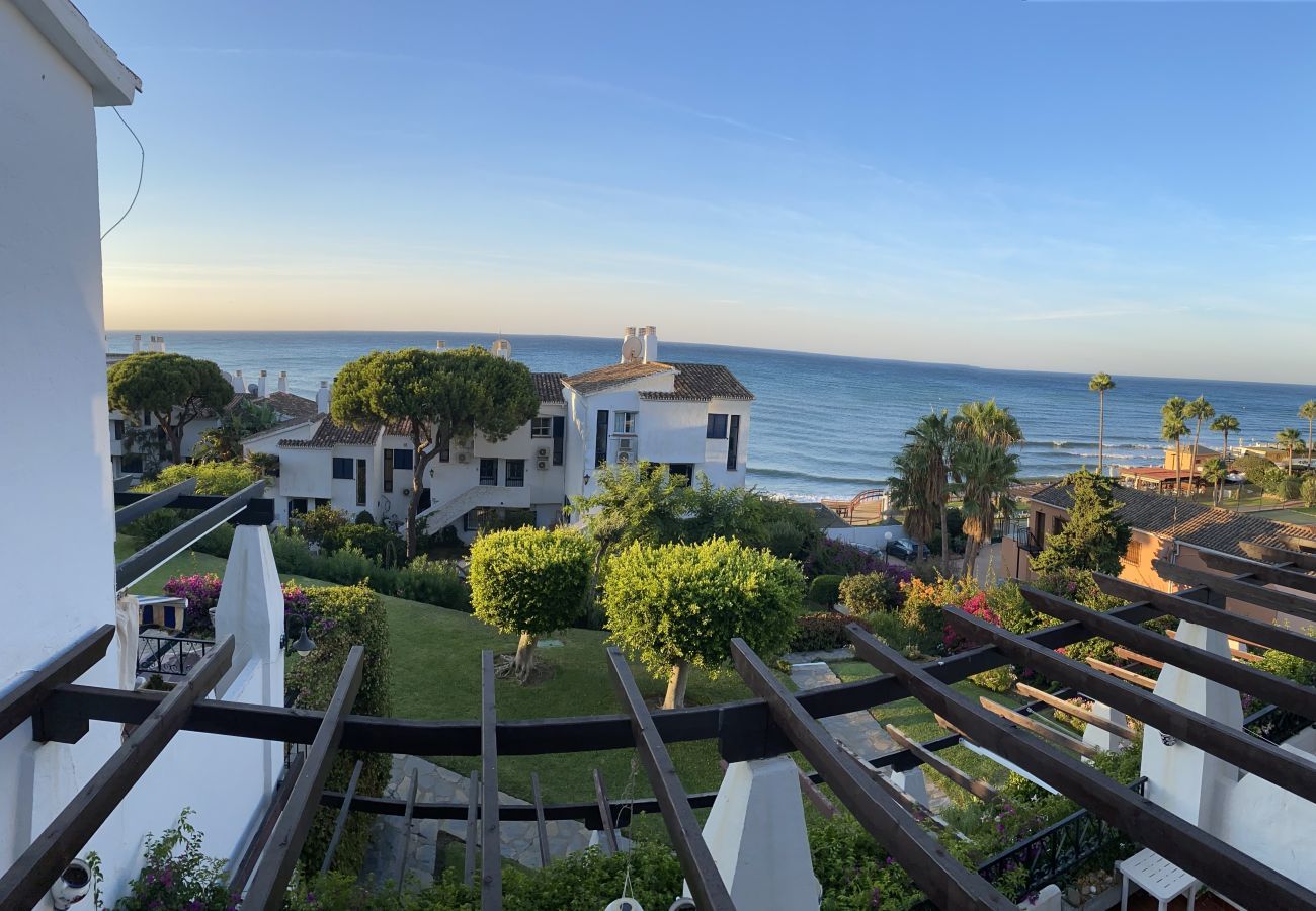 Apartment in Mijas Costa - Calahonda Beach III – Beachfront Apartment with Sea Views in Mijas Costa