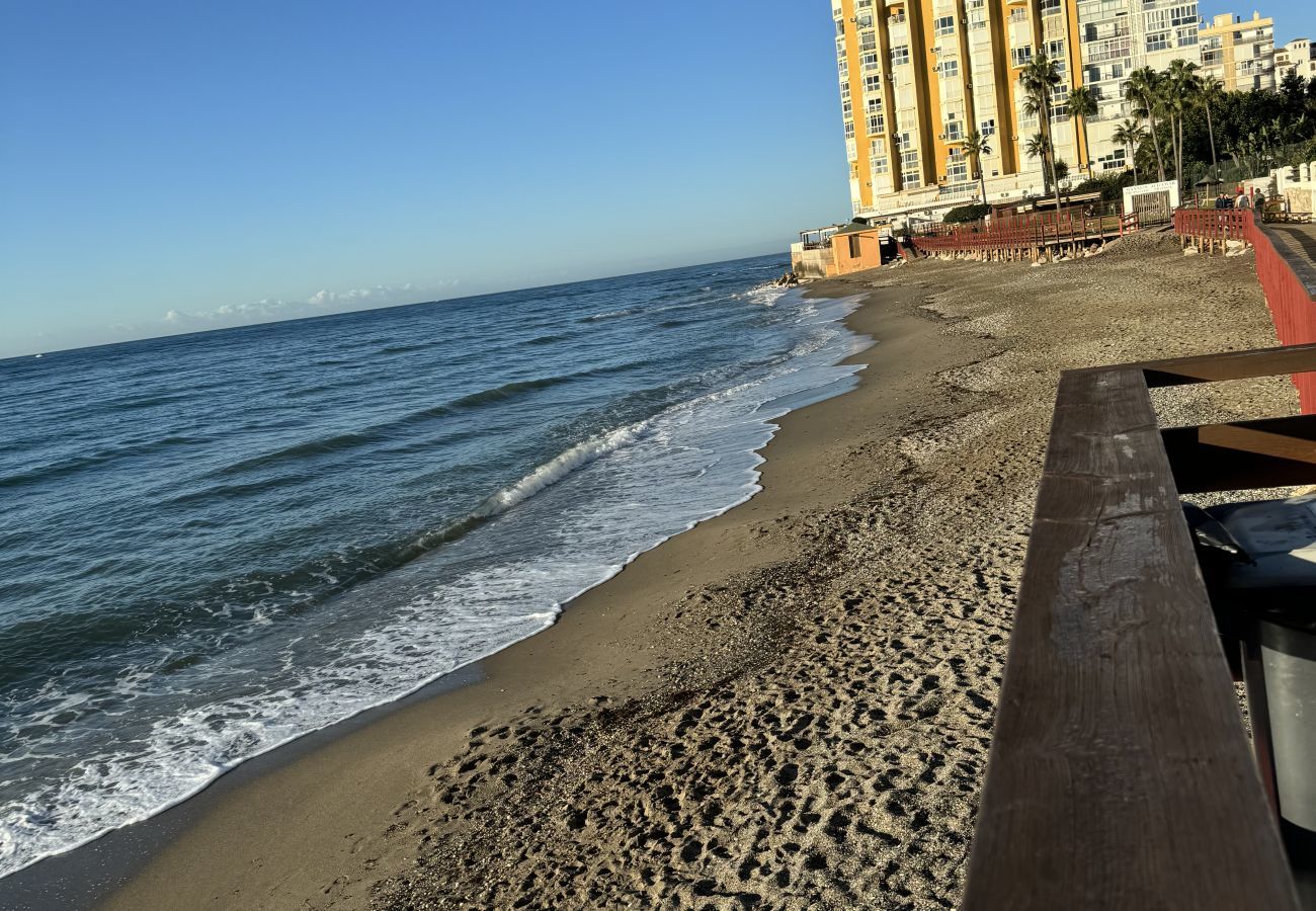 Apartment in Mijas Costa - Calahonda Beach III – Beachfront Apartment with Sea Views in Mijas Costa