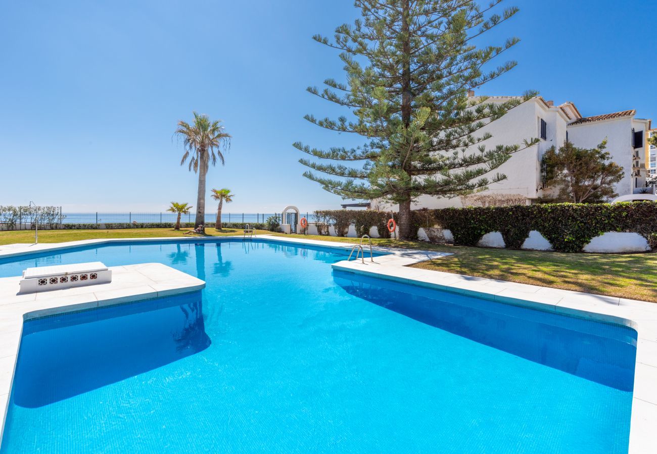 Apartment in Mijas Costa - Calahonda Beach III – Beachfront Apartment with Sea Views in Mijas Costa