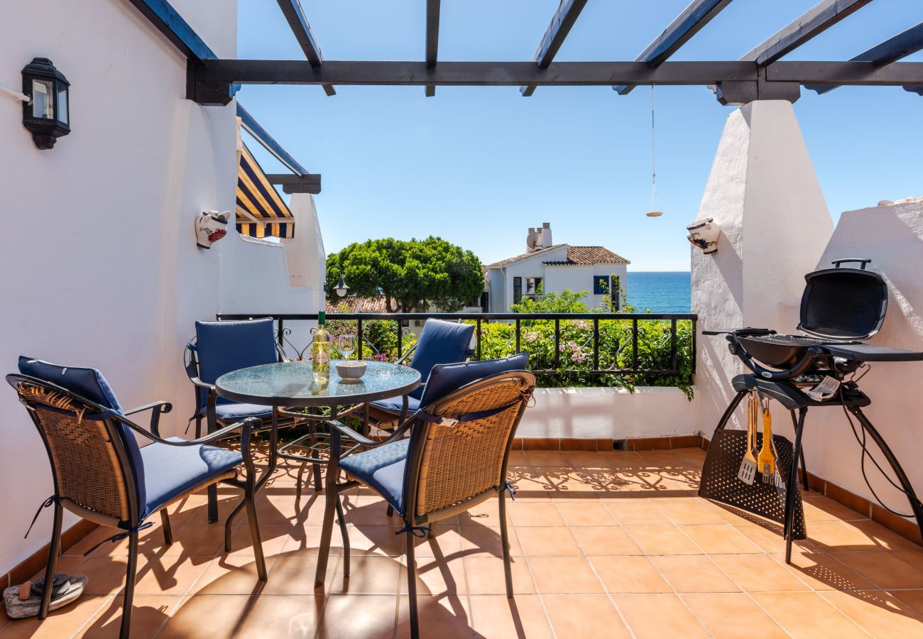 Apartment in Mijas Costa - Calahonda Beach III – Beachfront Apartment with Sea Views in Mijas Costa