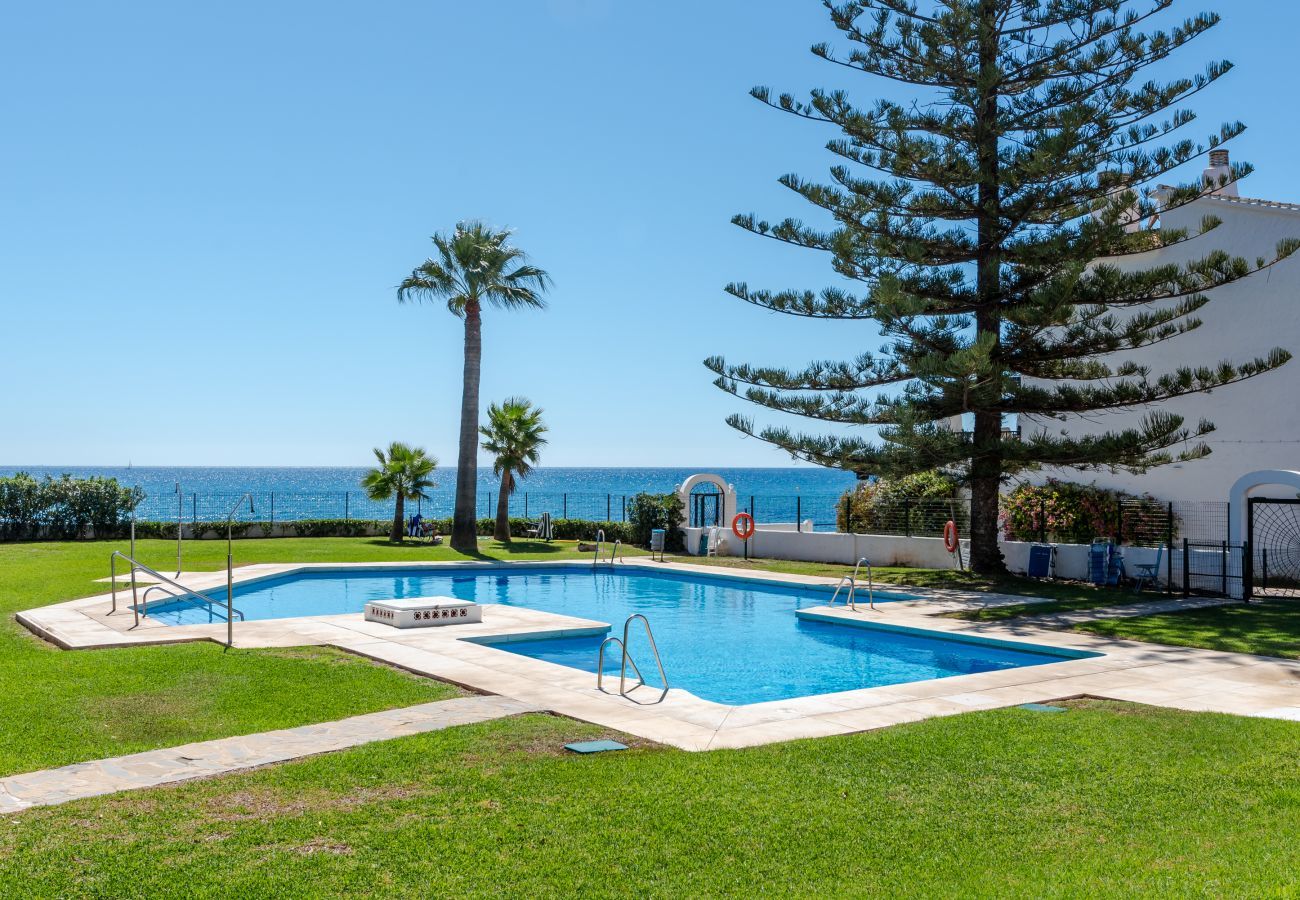 Apartment in Mijas Costa - Calahonda Beach III – Beachfront Apartment with Sea Views in Mijas Costa